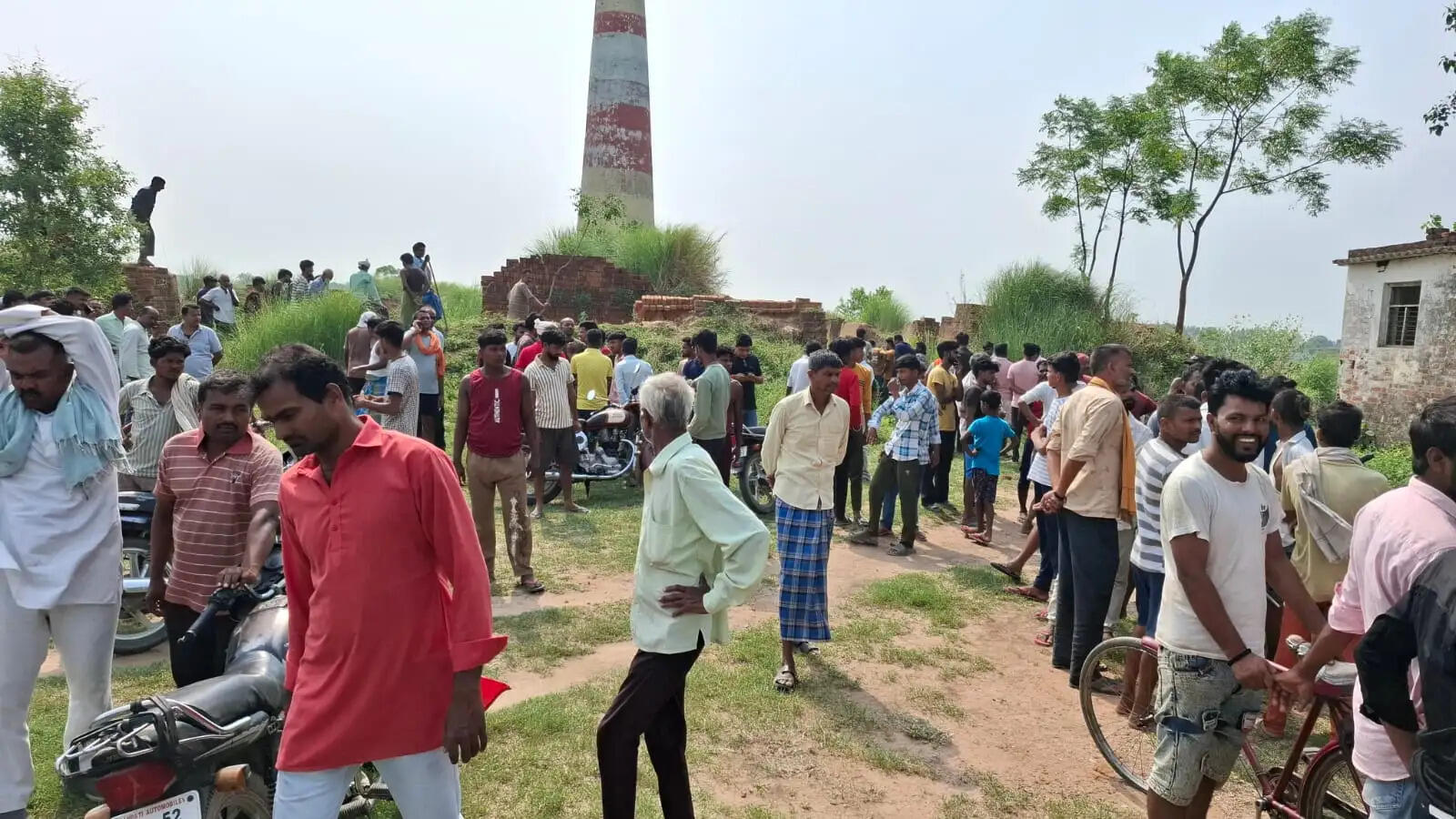 ईंट-भट्ठे के गड्ढे में दफन मिली महिला की लाश, हत्या कर सबूत मिटाने की आशंका