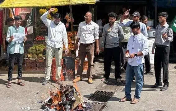 बदरीनाथ में डीजे विवाद पर यूकेडी का प्रदर्शन, पुतला फूंका