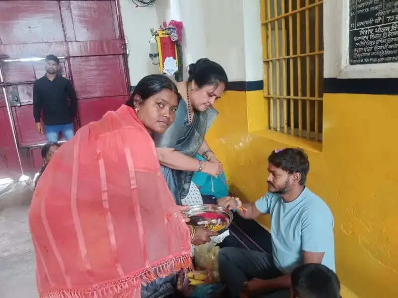 कोरबा जिला जेल में भावुक हुआ रक्षाबंधन, बहनों ने बंदी भाइयों की कलाई पर बांधा रक्षा सूत्र