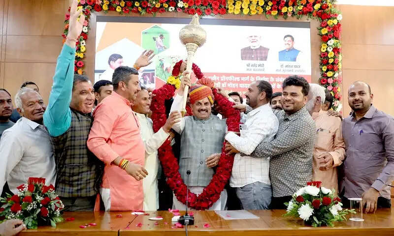 इंदौर-उज्जैन ग्रीन फील्ड फोर लेन रोड निर्माण में किसान हित सर्वोपरि: मुख्यमंत्री डॉ. यादव