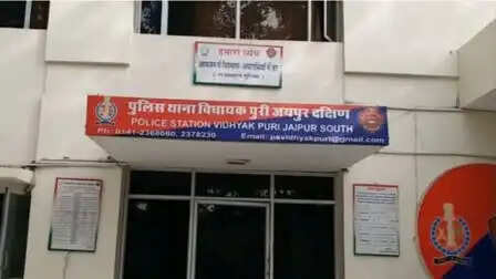 स्पा सेंटर पर पुलिस की दबिश: दो युवक सहित पांच गिरफ्तार