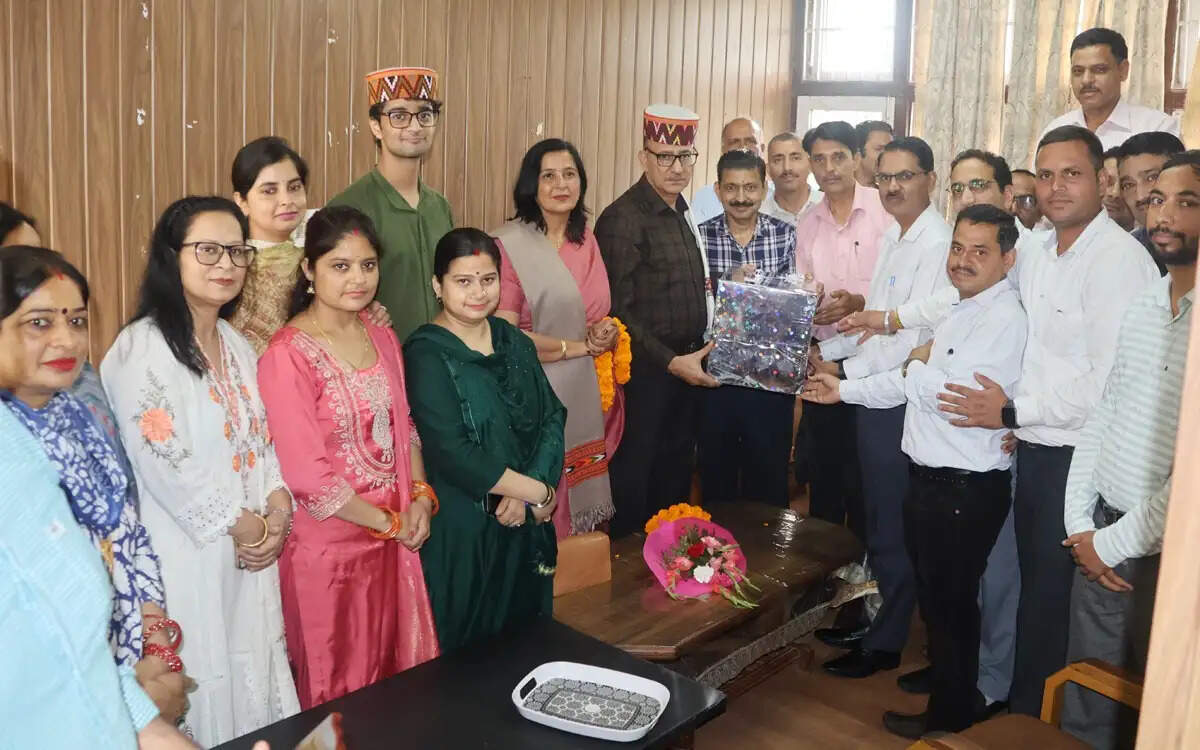 29 वर्षों की सेवा के बाद संयुक्त निदेशक पद से सेवानिवृत्त हुए अजय पराशर, धर्मशाला में विदाई समारोह