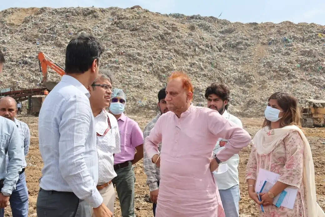 महापौर ने की ओखला लैंडफिल पर बायो-रिमेडिएशन कार्य की समीक्षा