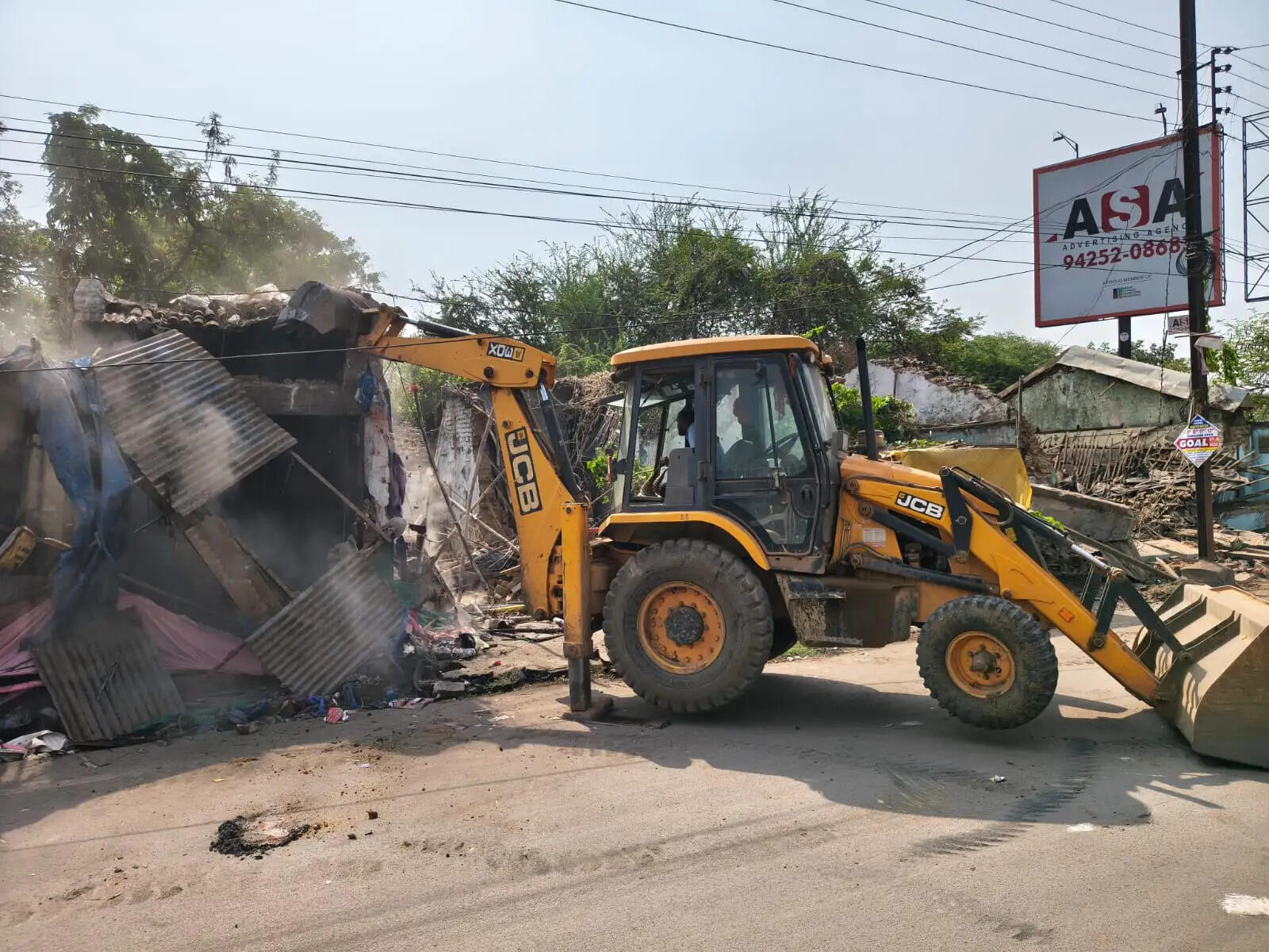 रेलवे की सख्ती: बड़ी रेल लाइन निर्माण से पहले कब्जों पर चला बुलडोजर