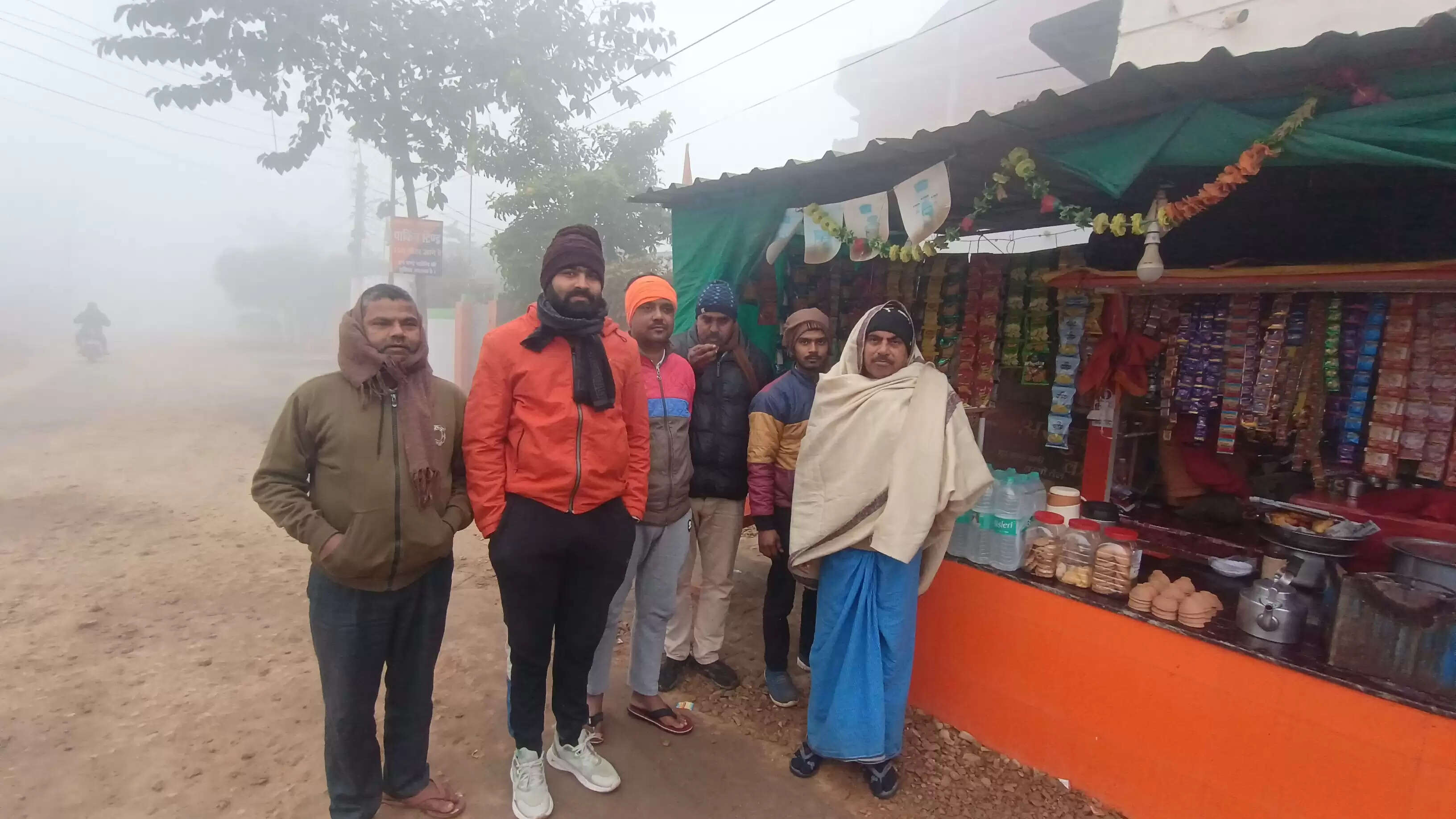 जौनपुर में कड़ाके की ठंड, घना कोहरा,तापमान में गिरावट, पारा पहुंचा 7 डिग्री