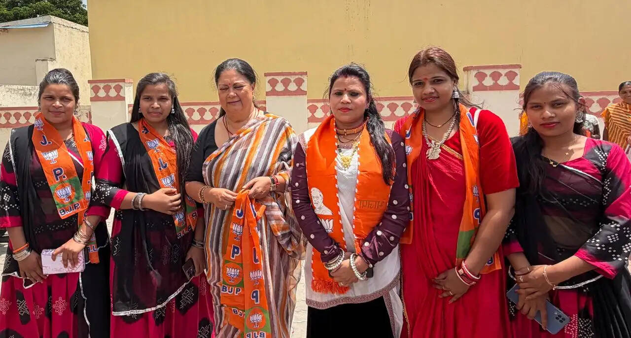 राजे की पहल : ‘नारी शक्ति वंदन’ कार्यक्रम में पुरुषों से आग्रह कर मंच पर महिलाओं को बिठाया