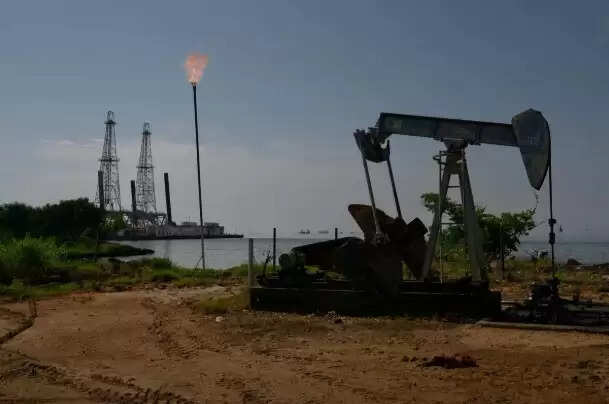 अंतरराष्ट्रीय बाजार में कच्चे तेल की कीमत 100 डॉलर प्रति बैरल के स्तर से नीचे