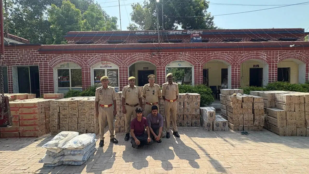 देवरिया : ट्रक से 480 पेटी अवैध शराब बरामद, अंतरराज्जीय तस्कर गिरोह दो आरोपित गिरफ्तार