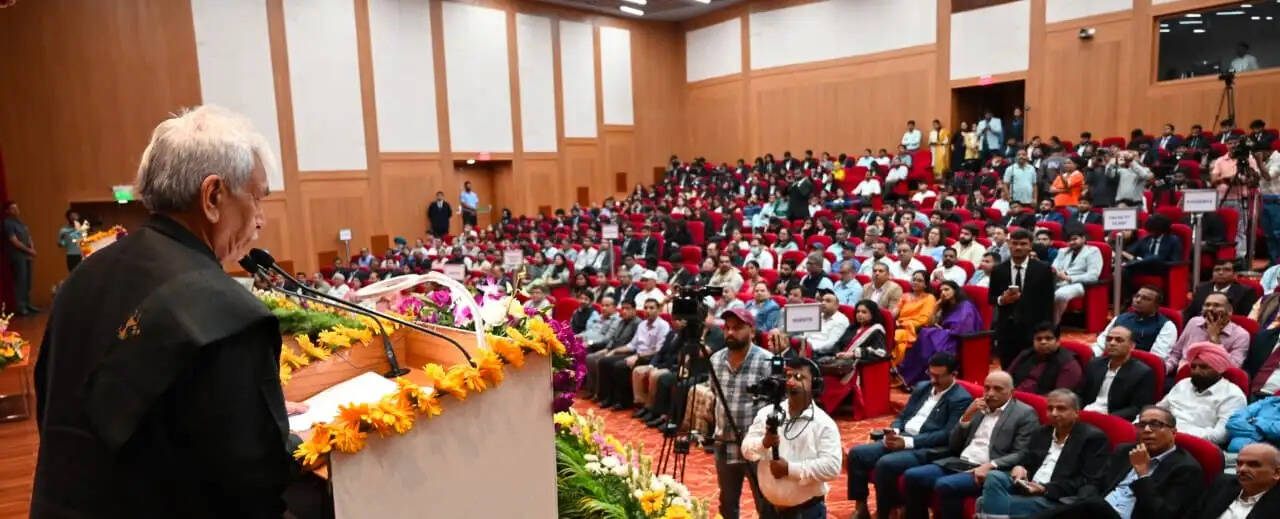आईआईएम जम्मू के 10 वर्ष पूरे, उपराज्यपाल ने विश्व के शीर्ष बिजनेस स्कूलों में शामिल होने का किया आह्वान