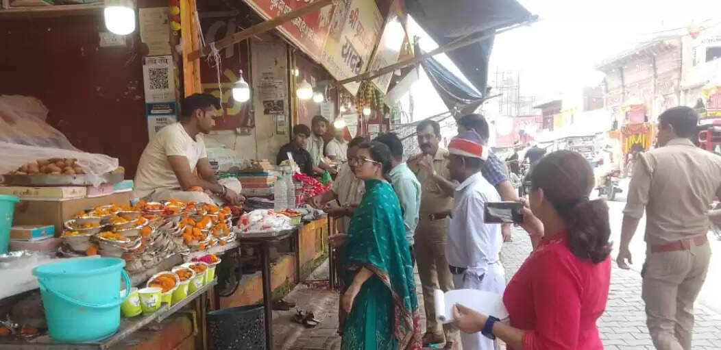 मथुरा : 20 किलोग्राम दूषित पेड़ा, 250 किग्रा पनीर कराई नष्ट, कुल दस सैम्पल भेजे लैब