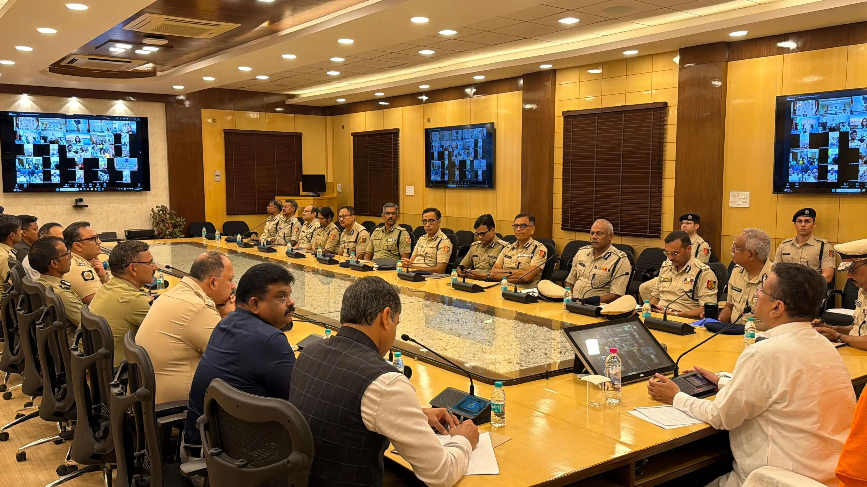 नेपाल आपदा में फंसे बंगाल के लोगों के परिजनों से मुख्यमंत्री ने की वीडियो कॉन्फ्रेंसिंग, सुरक्षित वापसी का दिलाया भरोसा