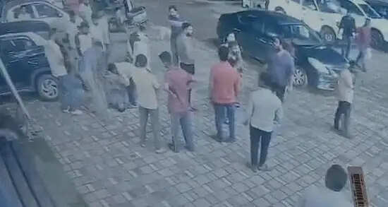 कार पार्किंग विवाद में बुजुर्ग सिक्योरिटी गार्ड से मारपीट का वीडियो हुआ वायरल