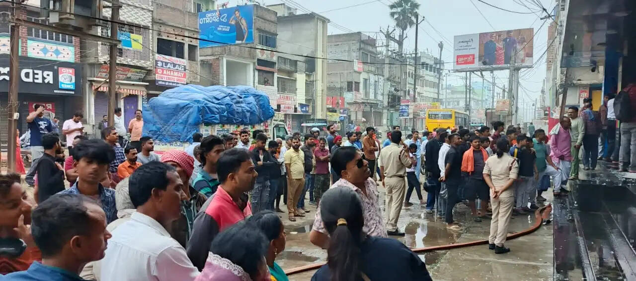 टाइटन शो रूम में लगी आग, लाखों की संपत्ति जलकर खाक