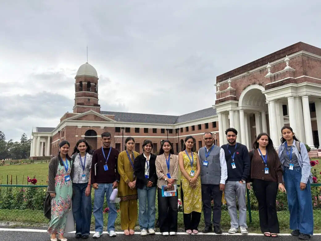 एसपीयू मंडी के विद्यार्थियों ने किया आईआईआरएस व एफआरआई का दौरा- बटोरे शैक्षिक अनुभव