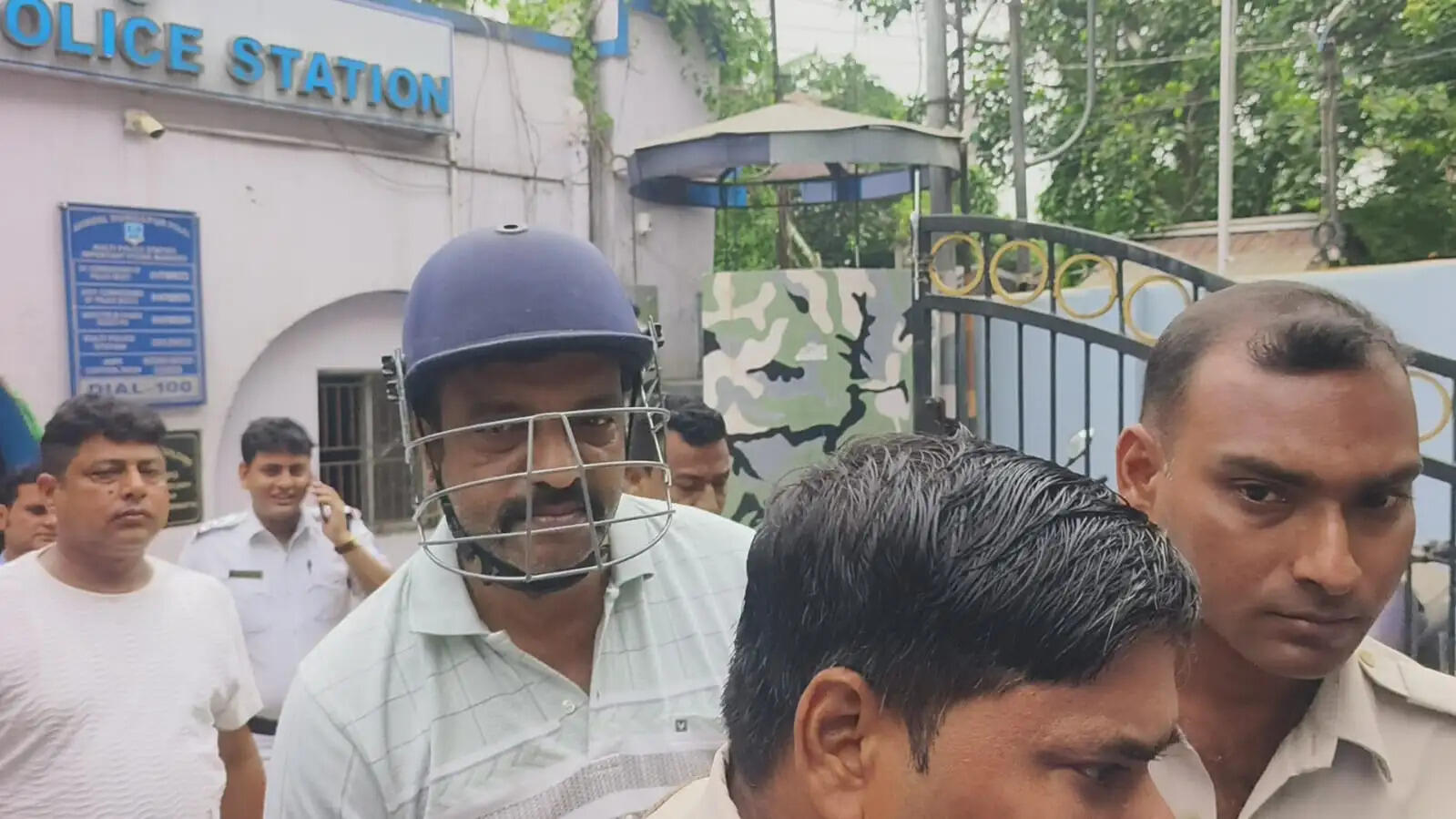 तृणमूल के कद्दावर नेता भोला सिंह गिरफ्तार, अदालत परिसर में चोर-चोर के नारों के बीच अंडों की बौछार