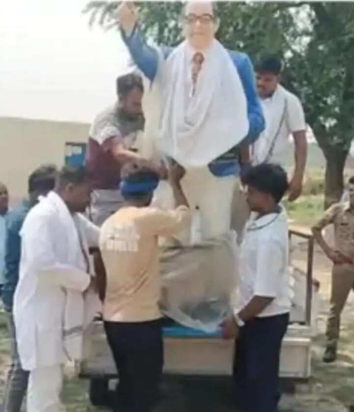 प्रयागराज के स्कूल परिसर में डॉ भीमराव अम्बेडकर की नई मूर्ति की गई स्थापित