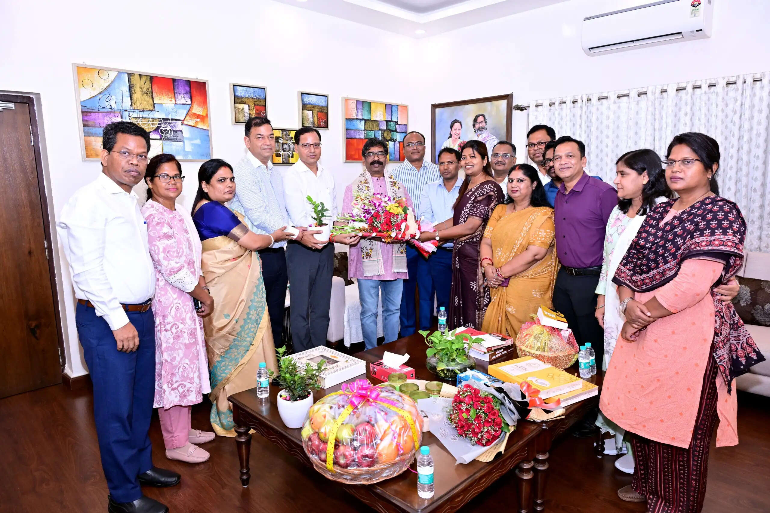 नवप्रोन्नत झाप्रसे के अधिकारियों ने मुख्यमंत्री हेमन्त सोरेन से की शिष्टाचार भेंट