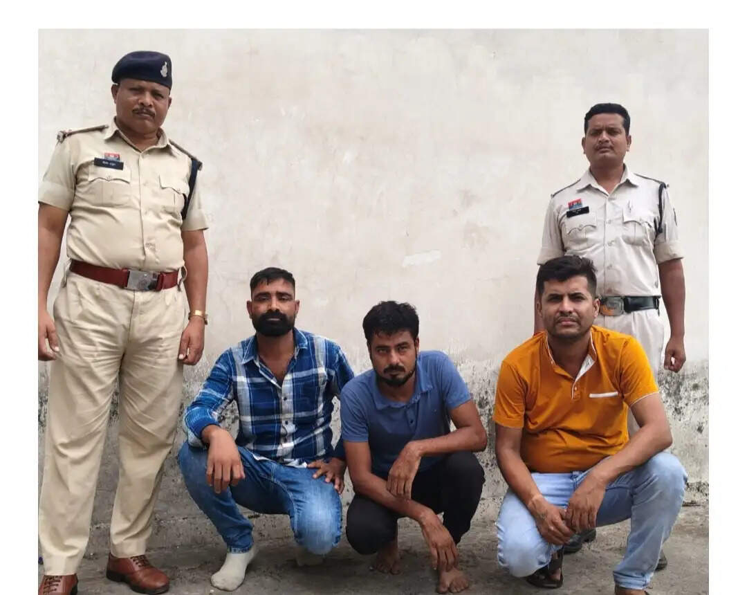 उधारी रकम की जबरन वसूली के लिए घर में घुसकर मारपीट, तीन आरोपित गिरफ्तार