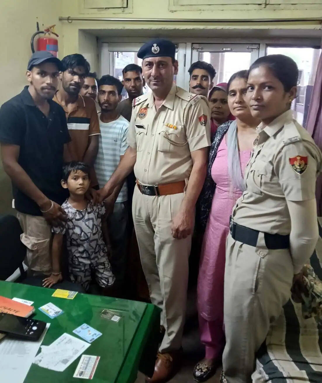 हिसार : भीड़ में मां से बिछुड़ी बच्ची, पुलिस की तत्परता से मिली वापिस