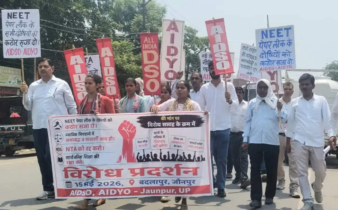 नीट पेपर लीक के विरोध में छात्रों—युवाओं का प्रदर्शन, राष्ट्रपति के नाम सौंपा 6 सूत्रीय ज्ञापन