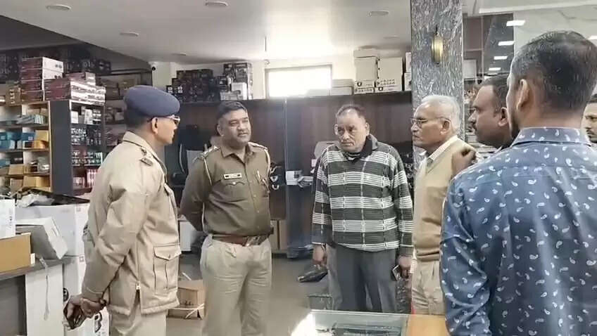 शहर के दो थाना क्षेत्रों में चोरों की धमाल, गारमेंट्स शोरूम व ऑटो पार्ट्स की दुकान को बनाया निशाना