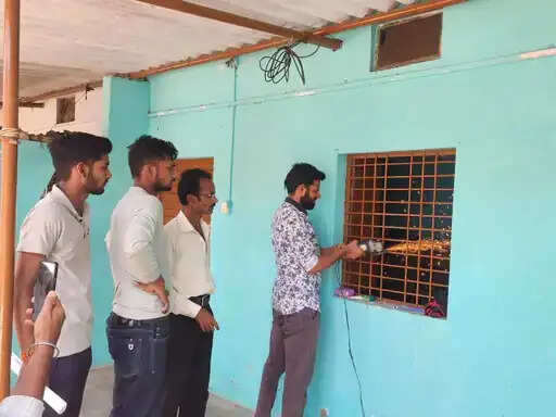 अनूपपुर: फंदे पर झूलते मिला युवक का शव, खिड़की काटकर निकाला