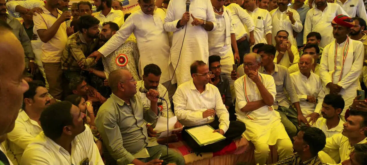 राजगढ़ : लिखित आश्वासन के बाद आठ दिन से जारी किसानों की भूख हड़ताल खत्म