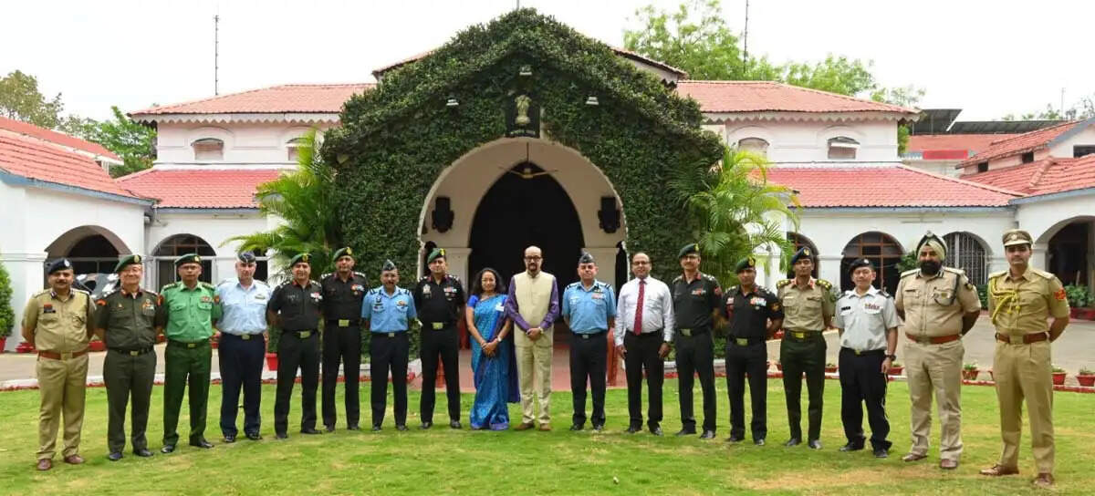 रायपुर : राज्यपाल डेका से रक्षा महाविद्यालय नई दिल्ली के अध्ययन दल ने की सौजन्य भेंट