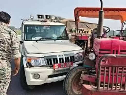 भिंड: रेत माफिया की दबंगई, एसडीएम की गाड़ी को ट्रैक्टर से मारी टक्कर, बिना रॉयल्टी ओवरलोड 2 ट्रॉलियां जब्त