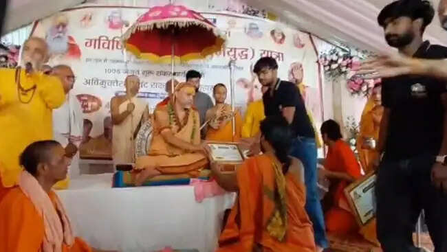 गौ रक्षार्थ धर्मयुद्ध यात्रा लेकर मऊरानीपुर पहुंचे शंकराचार्य अविमुक्तेश्वरानंद