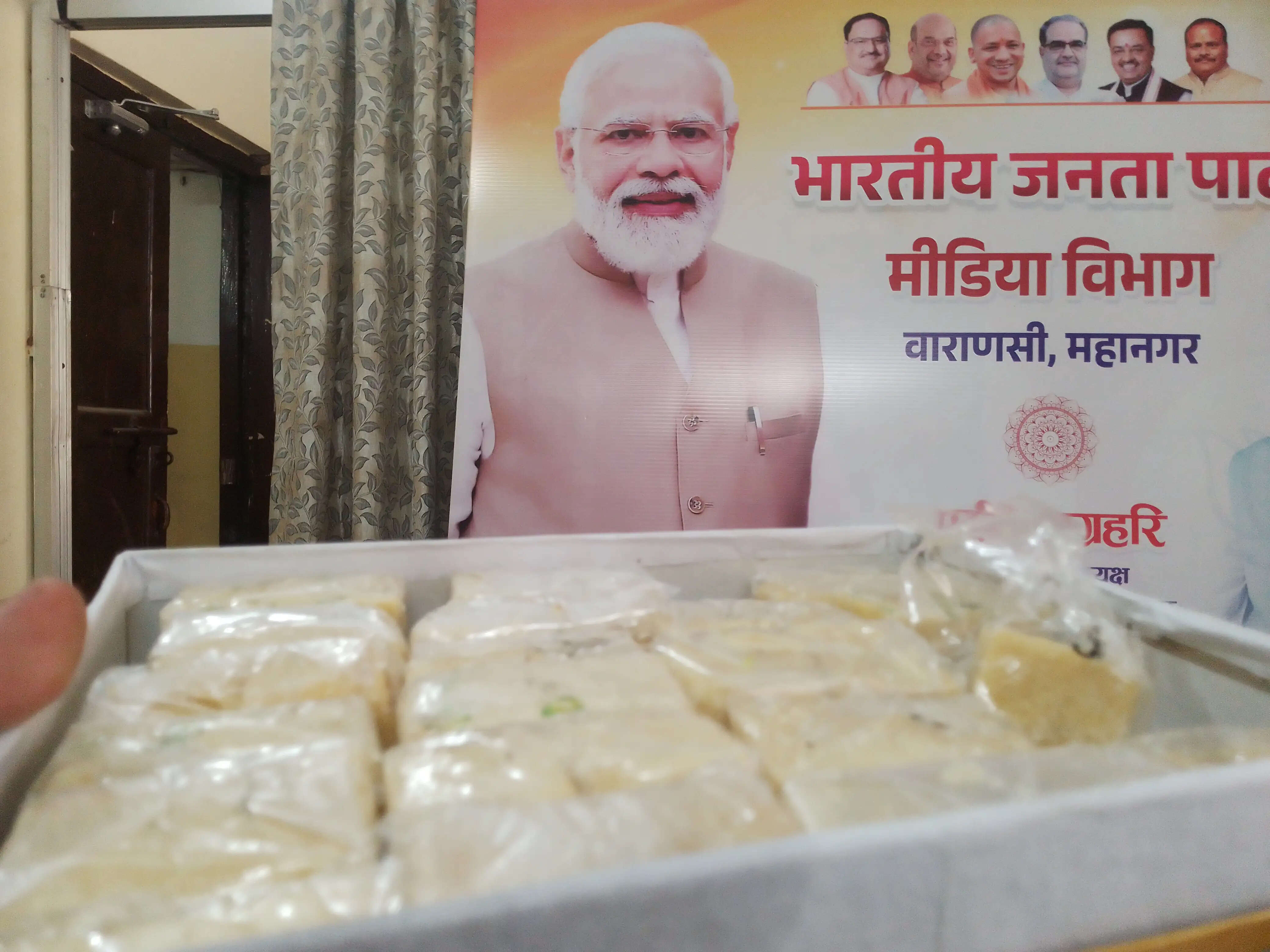 पश्चिम बंगाल में ऐतिहासिक जीत से उत्साहित भाजपा कार्यकर्ताओं ने वाराणसी में बांटी मिठाई
