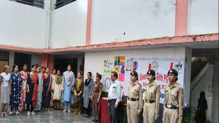 विदिशाः कारगिल विजय दिवस पर कन्या महाविद्यालय में वीर शहीदों को श्रद्धांजलि, एनसीसी कैडेट्स ने किया पौधरोपण