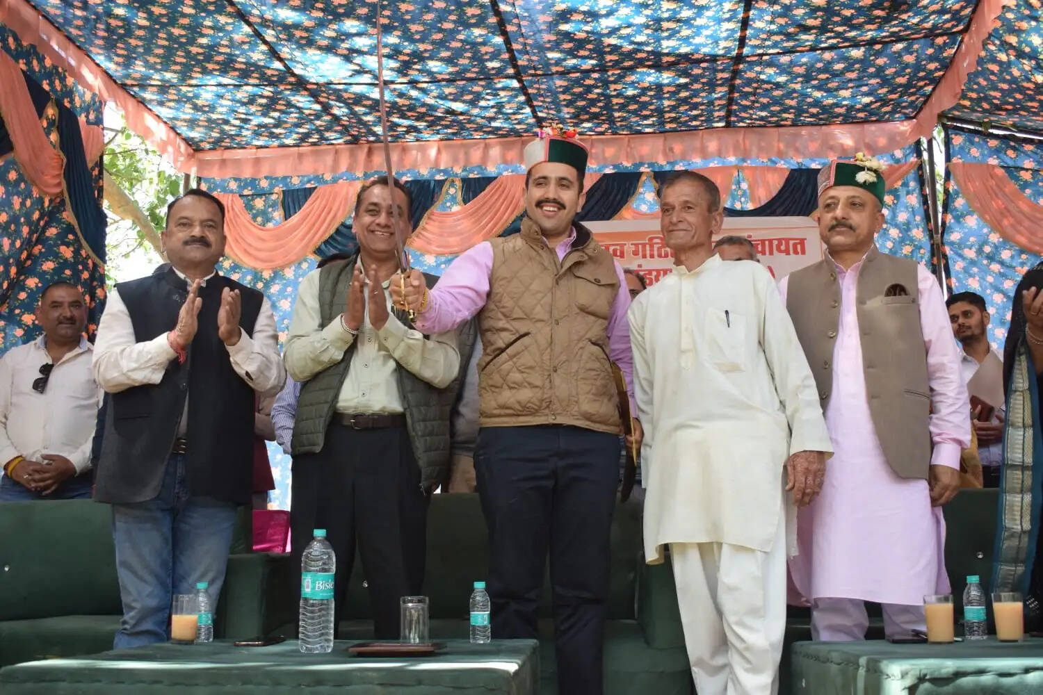 मंत्री आपके द्वार कार्यक्रम में विक्रमादित्य सिंह, समस्याओं का मौके पर किया निपटारा