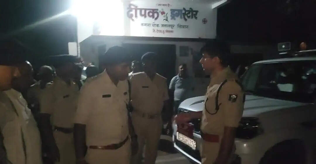 हथियार के बल पर स्वर्ण व्यवसायी से लाखों के जेवरात व नकदी लूटे, विरोध करने पर पिस्टल के बट से किया घायल