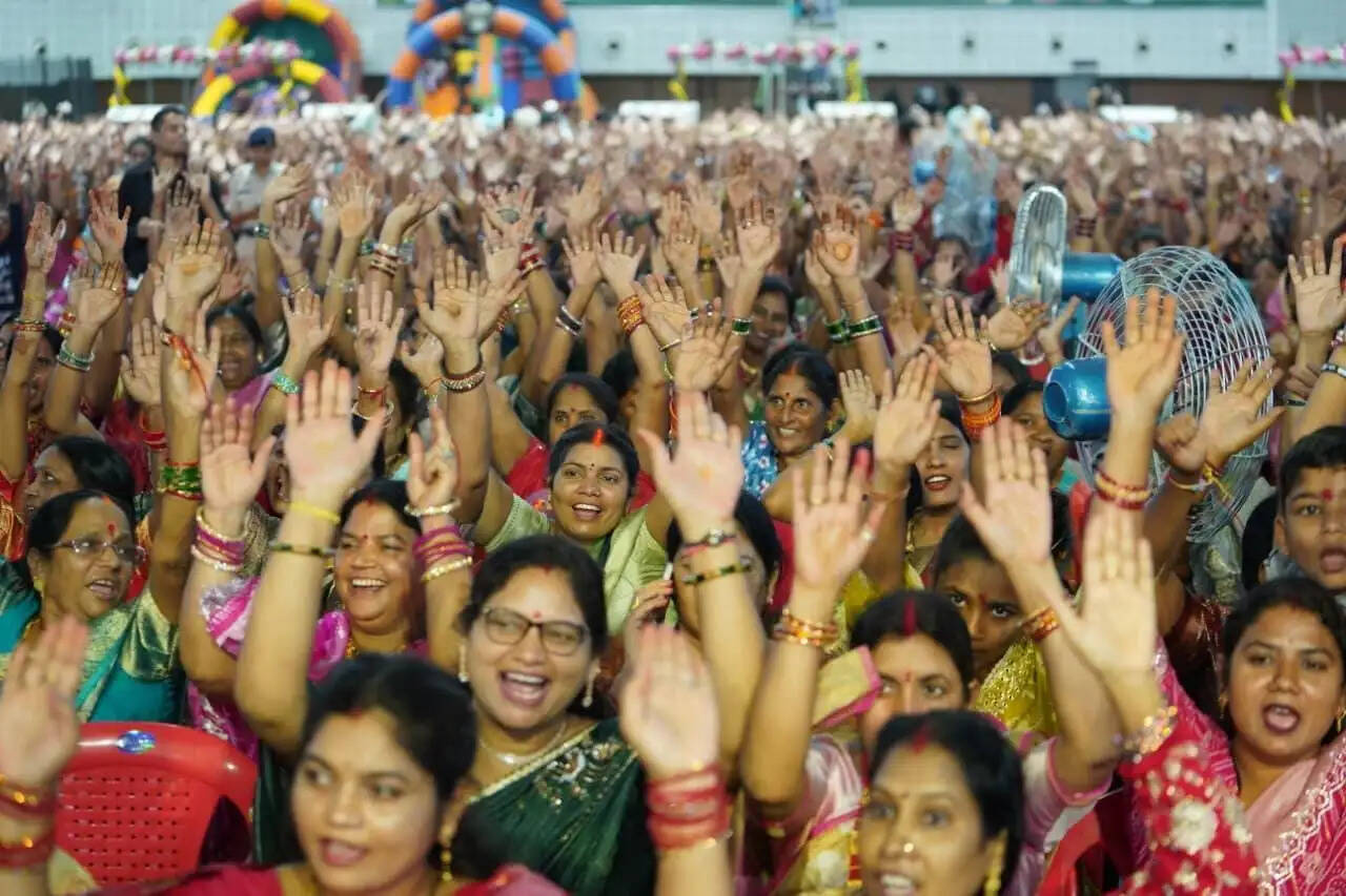 बहतराई स्टेडियम में गूंजा तीजा तिहार का उल्लास, मुख्यमंत्री साय ने बहनों संग साझा की पर्व की खुशियां