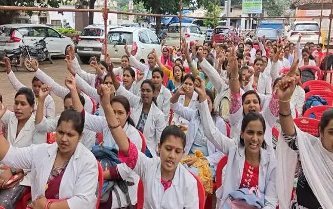 मप्रः विभिन्न मागों को लेकर संविदा स्वास्थ्य कर्मचारी आज से अनिश्चितकालीन हड़ताल पर