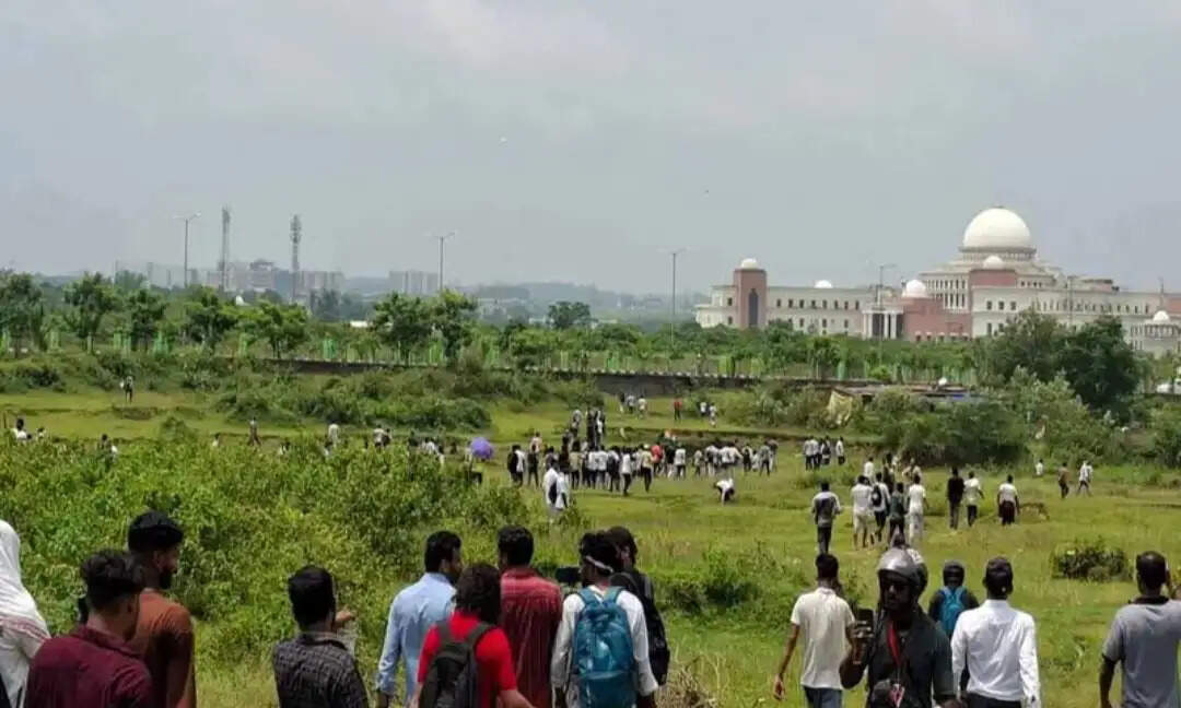 विधानसभा घेराव : बैरिकेडिंग तोड़कर विधानसभा के करीब पहुंचे छात्र, वाटर कैनन और लाठीचार्ज से रोकने की कोशिश