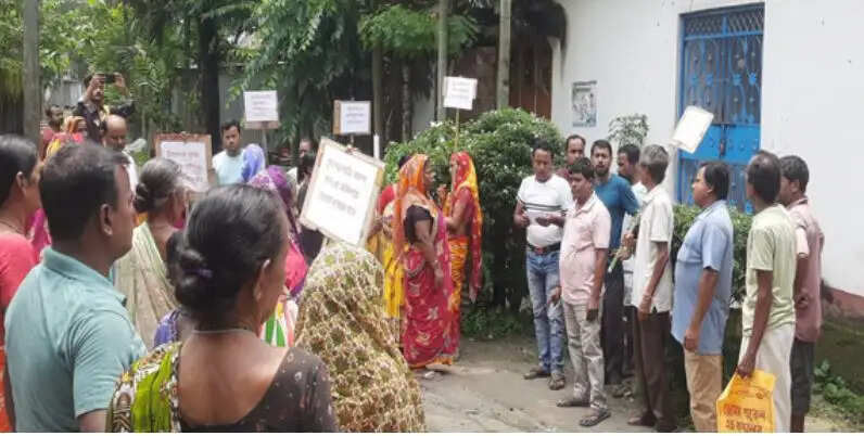 आवास योजना में अवैध वसूली का आरोप,&nbsp;लाभार्थियों का&nbsp;प्रदर्शन