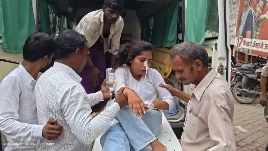 एसपी कार्यालय के पास युवती ने खाया जहरीला पदार्थ, हालत गंभीर, वाराणसी रेफर; पुलिस मामले की जांच में जुटी