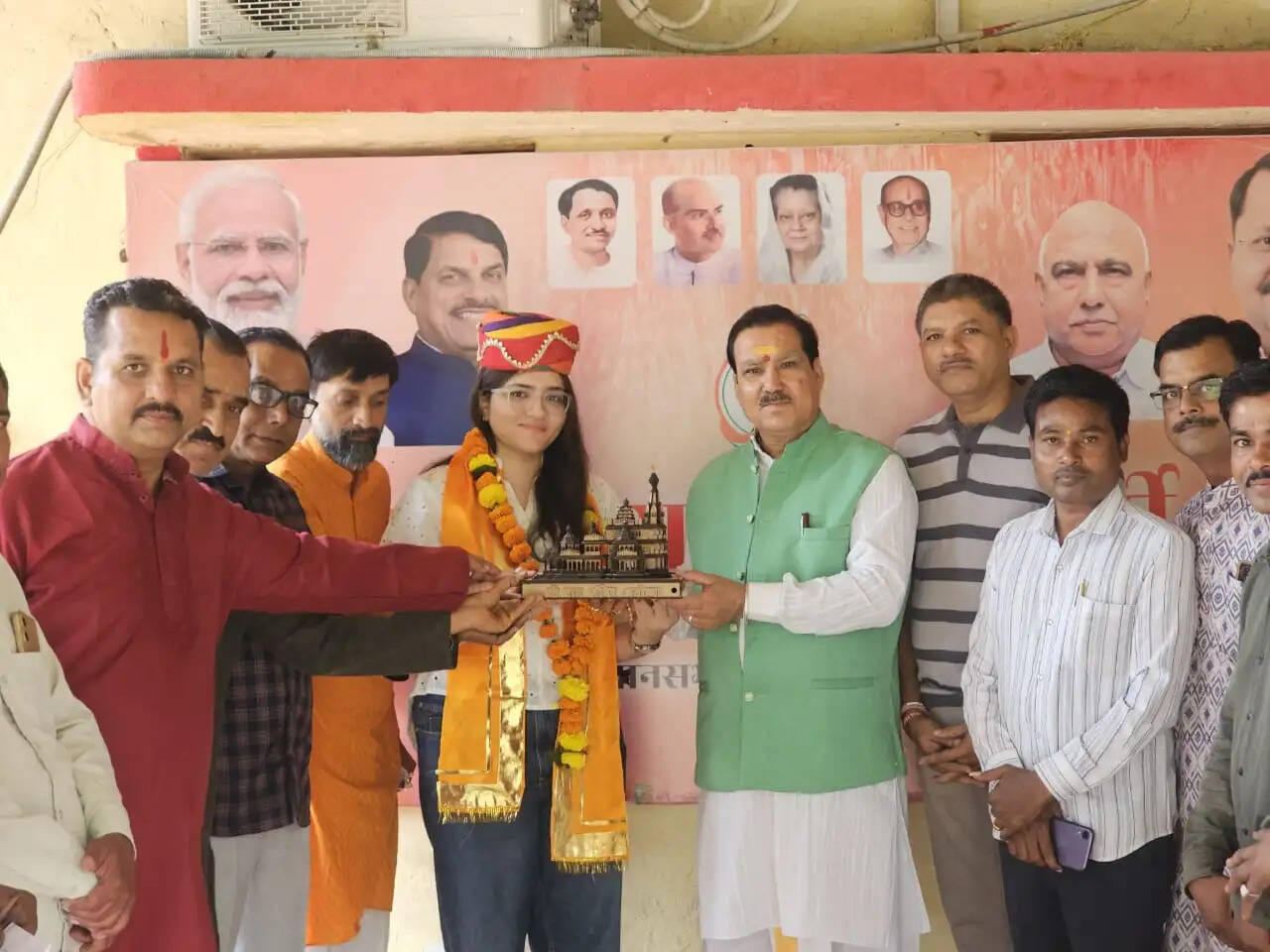 राजगढ़ः भाषा विज्ञान में यूनिवर्सिटी टॉपर बनी यशिका का राज्यमंत्री टेटवाल ने किया सम्मान
