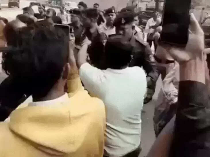 रायपुर : सीएएफ भर्ती प्रतीक्षा सूची में शामिल अभ्यर्थियों ने गृहमंत्री आवास पर किया हंगामा