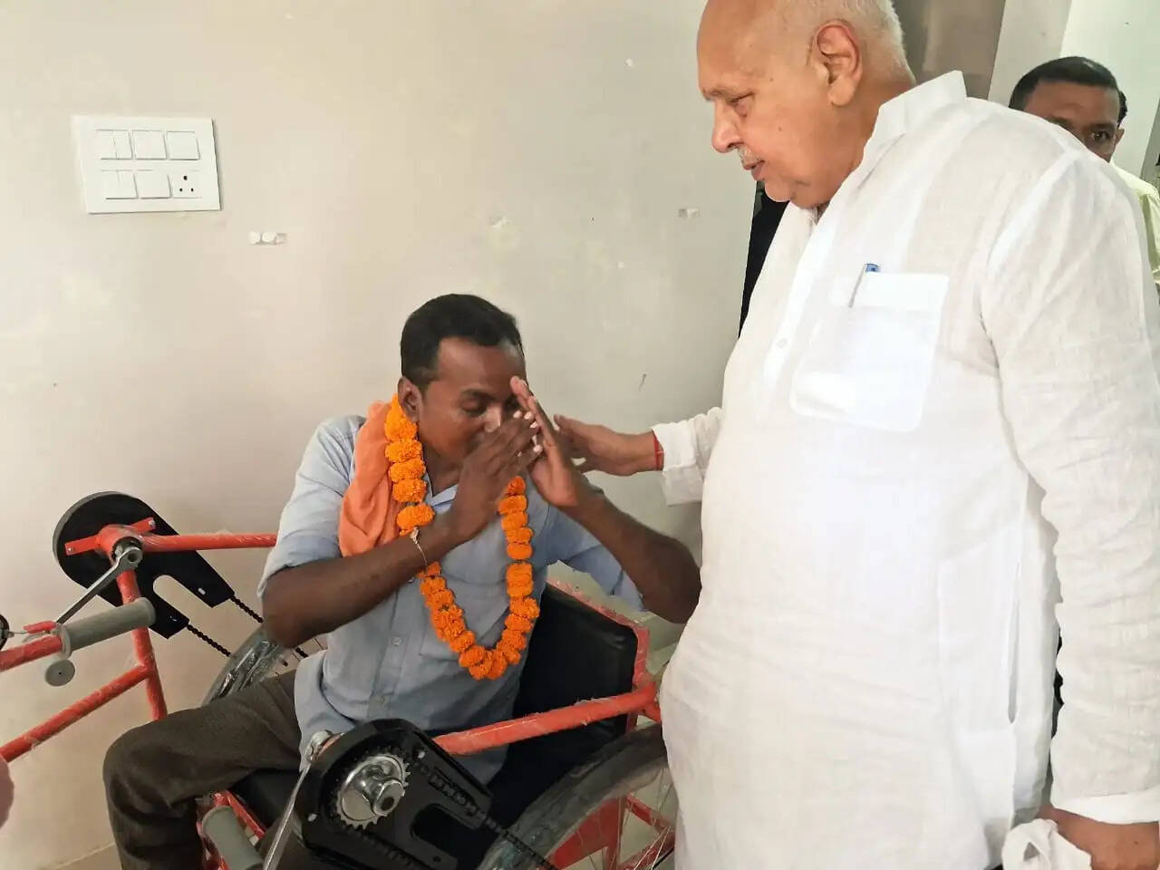 देवरिया में दिव्यांगजनों को बांटी ट्राइसाइकिल