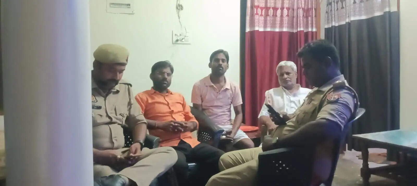 अयोध्या रवाना होने से पहले देवरिया में कांग्रेस नेताओं को किया गया हाउस अरेस्ट