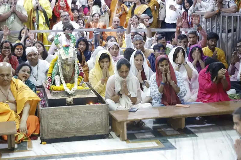 भारतीय महिला क्रिकेट टीम ने टी-20 विश्व कप से पहले लिया महाकाल का आशीर्वाद
