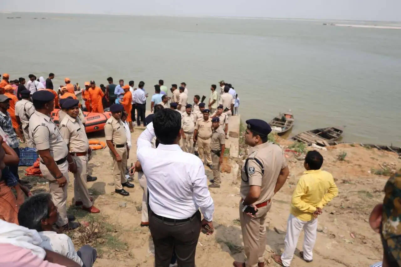 गंगा नदी में नाव पलटने से 3 लोगों की मौत, 7 लोगों को बचाया गया, 4 लापता