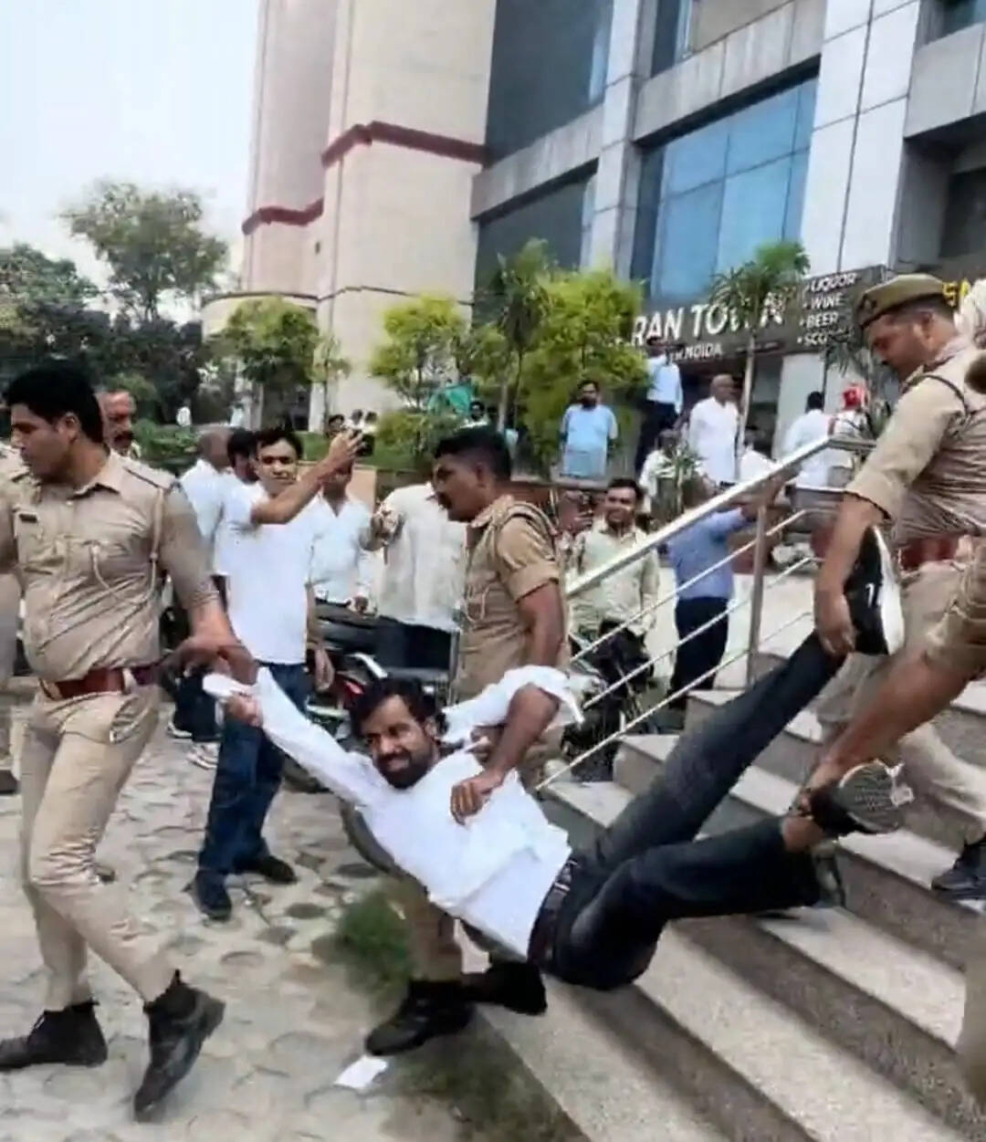 यमुना विकास प्राधिकरण के कार्यालय पर धरना देने जा रहे किसान हिरासत में
