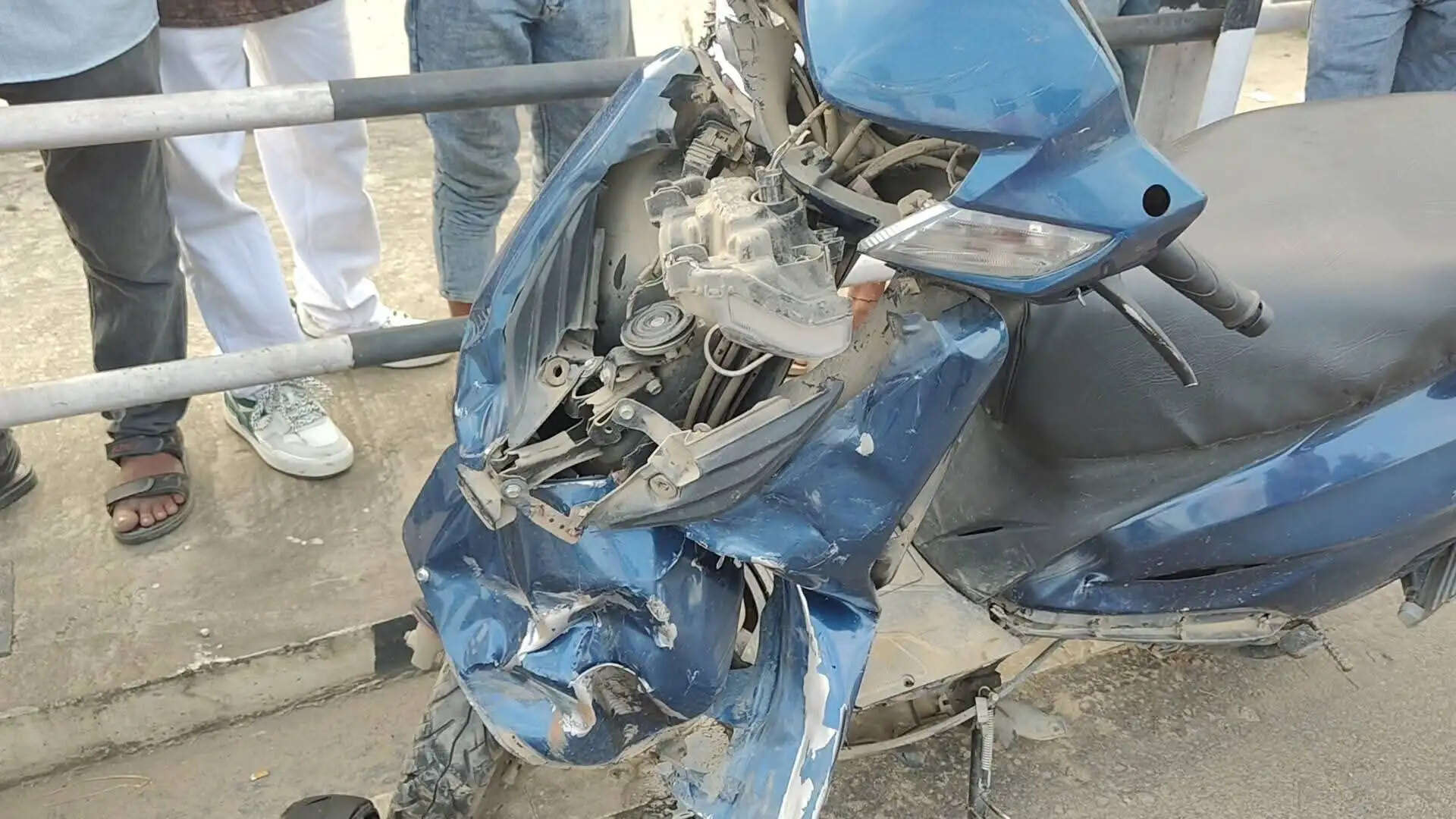 सड़क दुर्घटना में एक की मौत, दो घायल