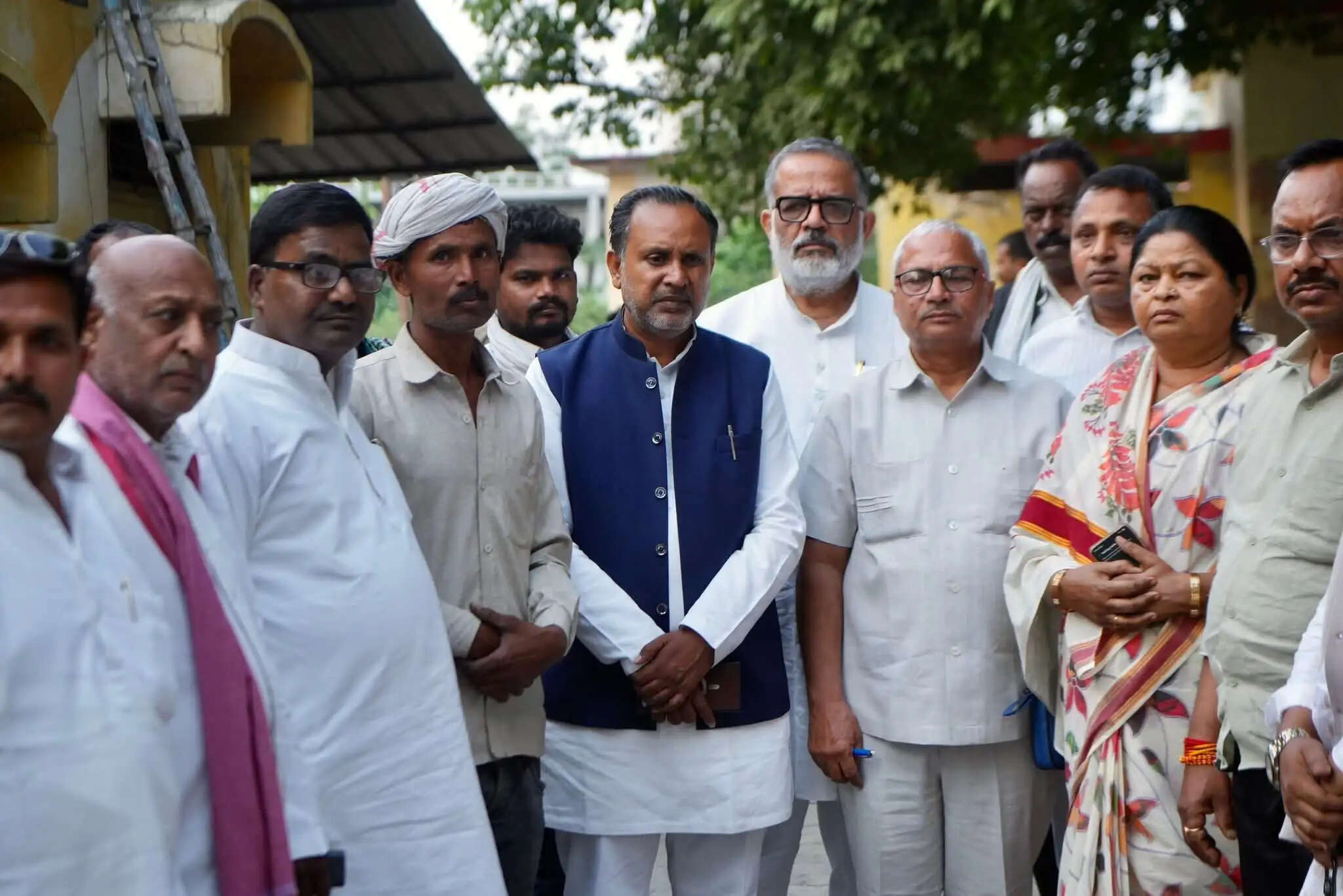 थ्रेसर में फंसकर युवक की दर्दनाक मौत, अंतिम संस्कार में शामिल हुए सपा नेता