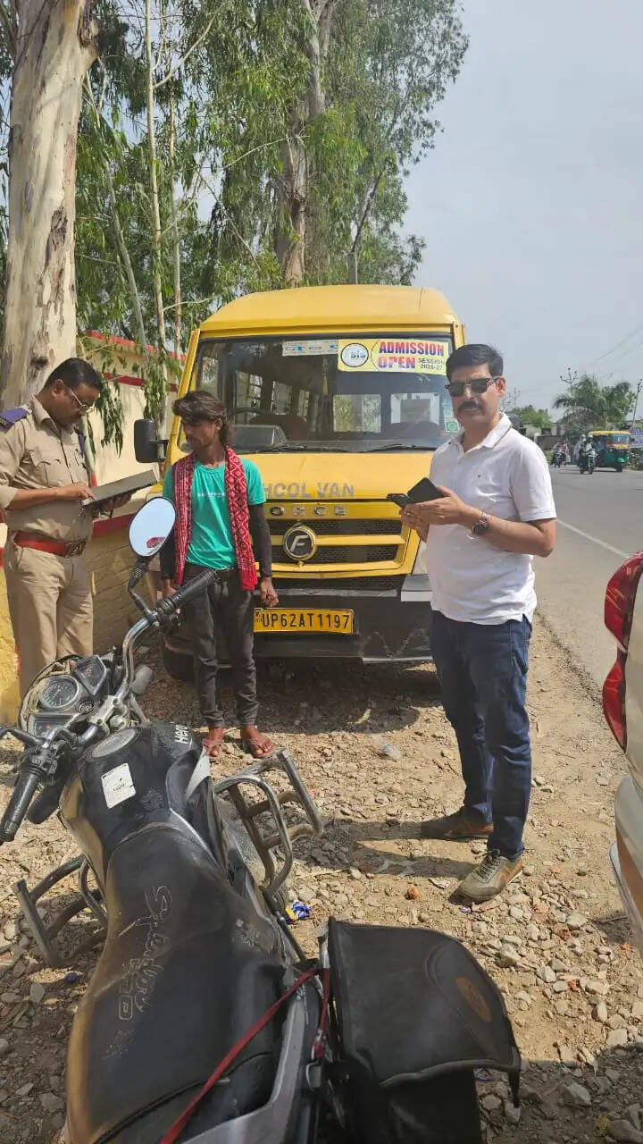 जौनपुर में बिना परमिट दौड़ रहीं 400 से अधिक बसें, बच्चों की सुरक्षा पर बड़ा खतरा:अजीत सिंह