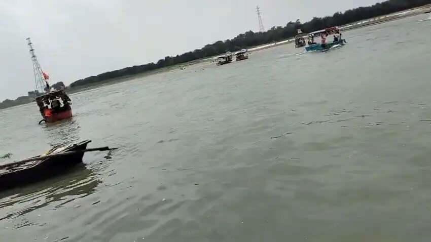 गोरखपुर में नाव से टकराने के बाद सरयू नदी में पलटी बोट, लाइफ जैकेट से बची पांच लाेगाें की जिंदगी